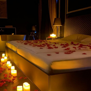 Romantic package II - silk rose petals (scented) & candlelight decoration